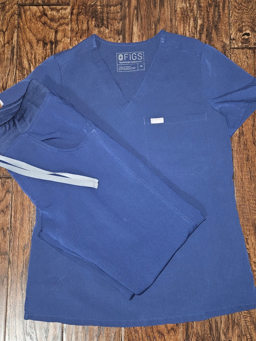 EUC Womens FIGS XS Navy Catarina Scrub Top and XS Petite Kade Cargos Set